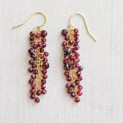 yamabudo : Garnet（earring） ガーネットをつないだ山葡萄の耳飾り 1枚目の画像