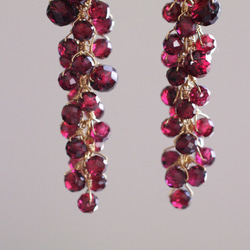 yamabudo : Garnet（earring） ガーネットをつないだ山葡萄の耳飾り 2枚目の画像