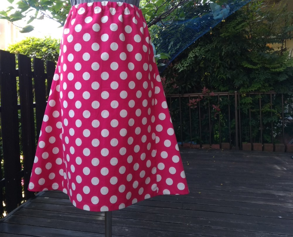 大きな水玉(ドット)の変形Aラインスカート