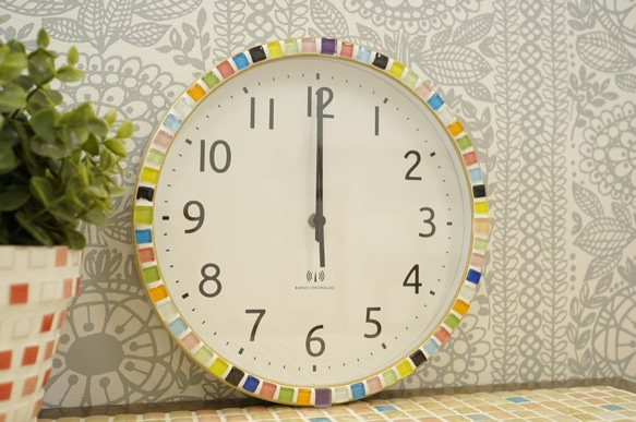 【電波時計】カジュアルなビタミンカラーの時計Ａ 1枚目の画像