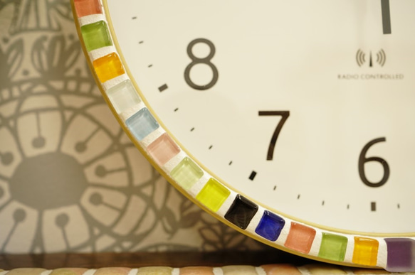 【電波時計】カジュアルなビタミンカラーの時計Ａ 4枚目の画像