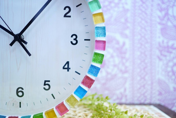【電波時計】sakuraドロップ色ガラスタイルの壁掛け時計 2枚目の画像
