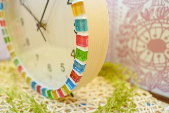 【電波時計】sakuraドロップ色ガラスタイルの壁掛け時計 3枚目の画像