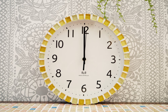 【電波時計】ハニーレモンガラスタイルの壁掛け時計B 1枚目の画像