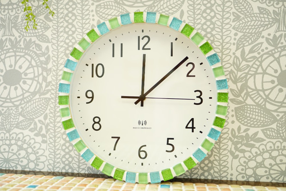 【電波時計】さわやかミント色ガラスタイルの壁掛け時計 1枚目の画像