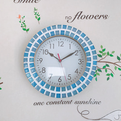 鮮やかなブルーラメ入りのガラスタイル時計 1枚目の画像