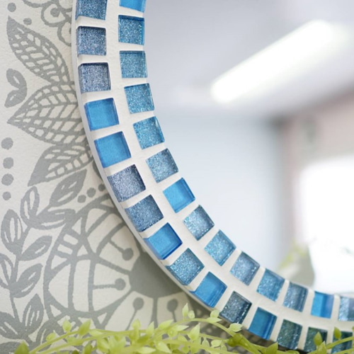 コバルトブルー色ガラスタイルの壁掛け鏡 ドレッサー・ミラー・鏡台