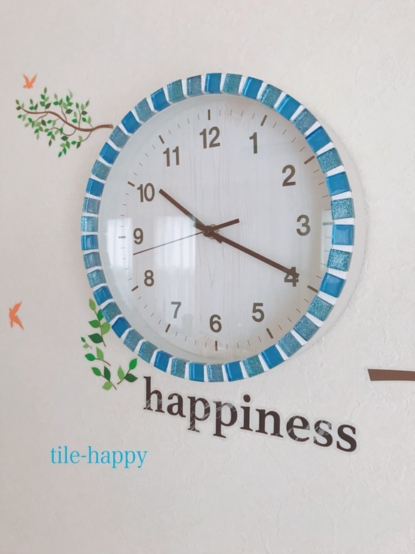 【電波時計】コバルトブルーガラスタイルの壁掛け時計 1枚目の画像