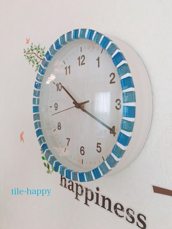 【電波時計】コバルトブルーガラスタイルの壁掛け時計 2枚目の画像