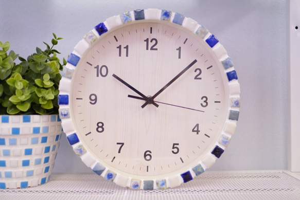 【電波時計】藍色のモザイクタイルの壁掛け時計A 1枚目の画像