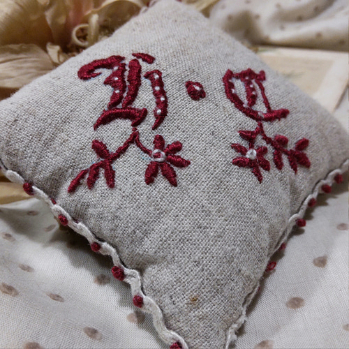 モノグラム刺繍ピンクッション クッション・クッションカバー
