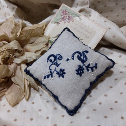 モノグラム刺繍ピンクッション クッション・クッションカバー