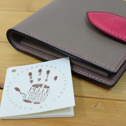 イタリアンレザーの二つ折り財布　グレー×ピンク 3枚目の画像