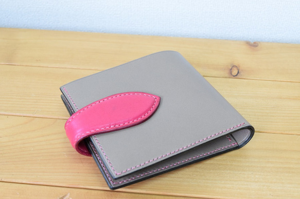 イタリアンレザーの二つ折り財布　グレー×ピンク 5枚目の画像