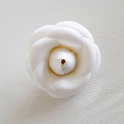 ミニカメリアの布花コサージュ ホワイト 1枚目の画像