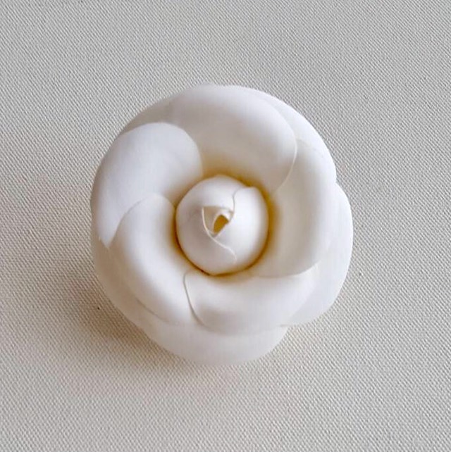 カメリアの布花コサージュ ホワイト コサージュ artflower 通販