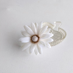 ガーベラの布花コサージュ ホワイト 2枚目の画像