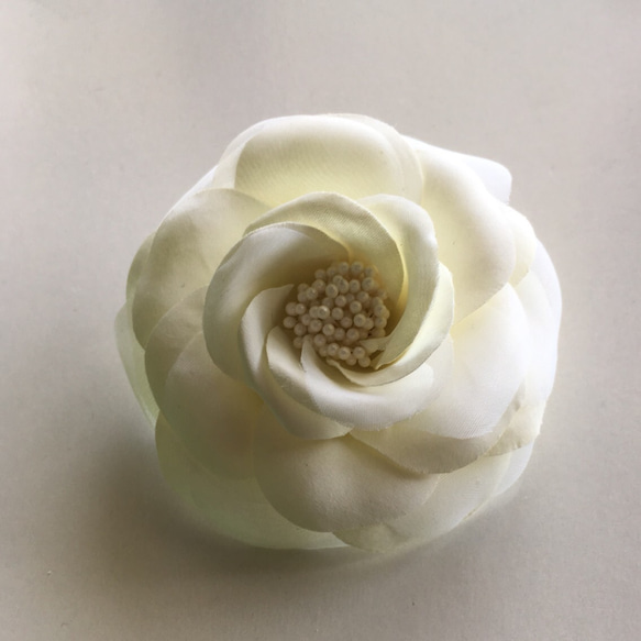 白薔薇の布花コサージュ ホワイト ミニ 1枚目の画像