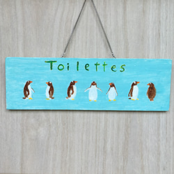 【ここ、トイレ　ペンギン】木製プレート 2枚目の画像