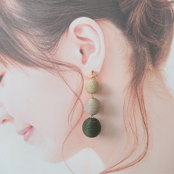 アシンメトリーのコロンの糸巻きおおぶりボンボン3連ピアス/イヤリング 