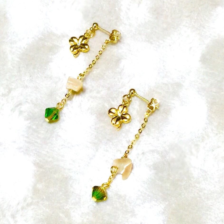 しあわせクローバーの春ピアス（マザーオブパール） ピアス（フック