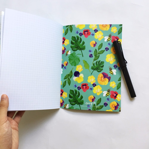 三色堇與蜜蜂 熱帶雨林葉子與花朵 筆記本 內頁網格 A5筆記本 第3張的照片