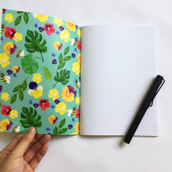 三色堇與蜜蜂 熱帶雨林葉子與花朵 筆記本 內頁網格 A5筆記本 第4張的照片