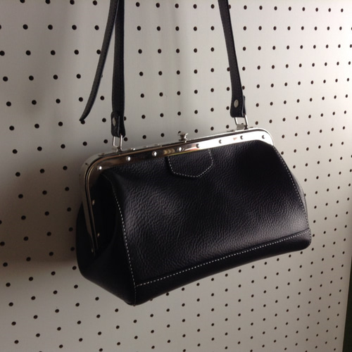 本革ショルダーバック/車掌バック/がま口バック がばっと開く 車掌さんみたいな黒革風がま口ショルダーバッグ