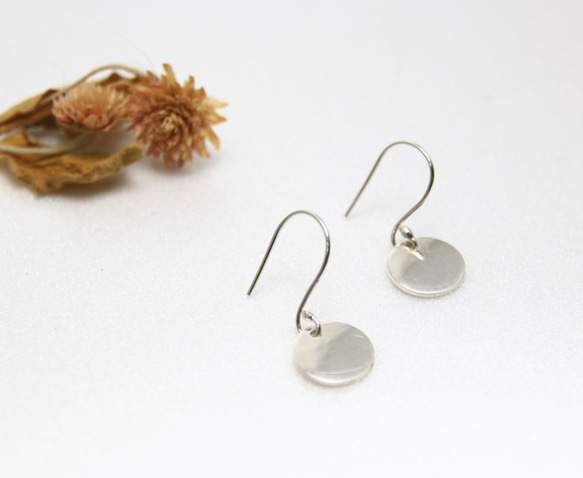 【平面素雅圓牌純銀耳環】素面純銀耳環/Sterling Silver Earrings/Swing Earrings 第2張的照片