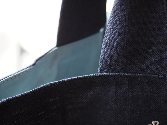 ✴︎我想要一個這樣的手提包✴︎AMBER原創亞麻刺繡包深藍色♪有魅力♪ 第3張的照片