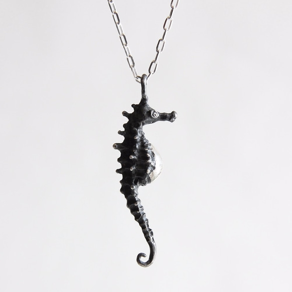タツノオトシゴのネックレス(黒) 1枚目の画像