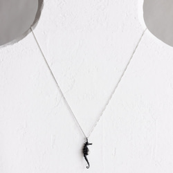 タツノオトシゴのネックレス(黒) 2枚目の画像