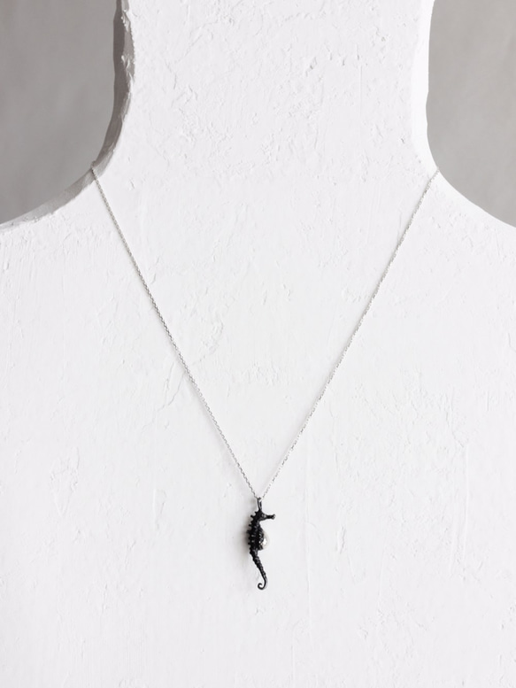 タツノオトシゴのネックレス(黒) 2枚目の画像