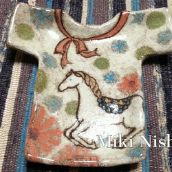 Tシャツ型小皿  水花玉と馬 1枚目の画像