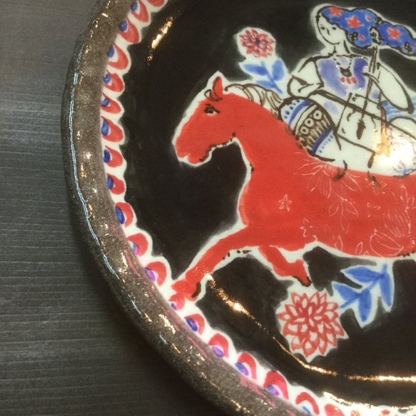 【馬と音色 絵皿】西美紀　-幻想陶画- 絵画の器　【販売済】 3枚目の画像