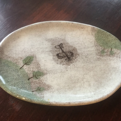 【草原と飛行機　楕円小皿】西美紀　-幻想陶画- 絵画の器 1枚目の画像