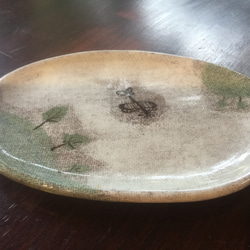 【草原と飛行機　楕円小皿】西美紀　-幻想陶画- 絵画の器 3枚目の画像