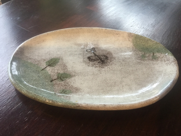 【草原と飛行機　楕円小皿】西美紀　-幻想陶画- 絵画の器 3枚目の画像