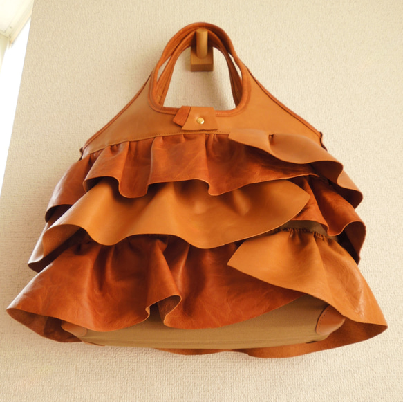 牛革のフリルで贅沢に作ったバッグ（Brown） 2枚目の画像