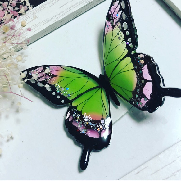 舞う蝶々のヘアゴム  大　ポニーフックに変更可 1枚目の画像