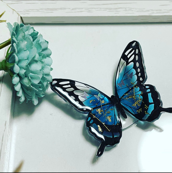 深みブルーの蝶々のヘアゴム 1枚目の画像