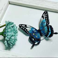 深みブルーの蝶々のヘアゴム 2枚目の画像