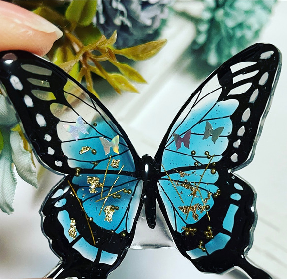 深みブルーの蝶々のヘアゴム 3枚目の画像