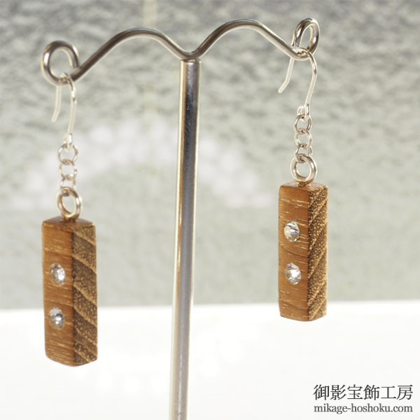 Item 0：木とクリスタルピアス