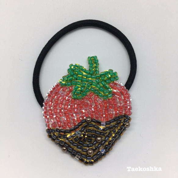 再販☆イチゴのチョコレート ヘアゴム　ビーズ刺繡　赤　茶　苺 1枚目の画像