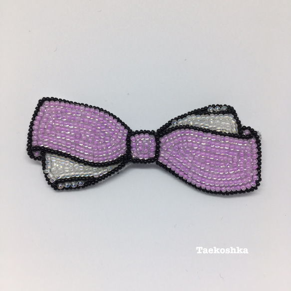再販☆りぼんのブローチ 紫 ビーズ刺繡　パステルパープル 白 1枚目の画像