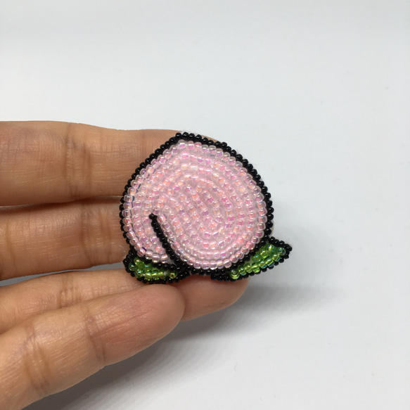 再販☆桃のヘアゴム ビーズ刺繡　ピンク　緑 3枚目の画像