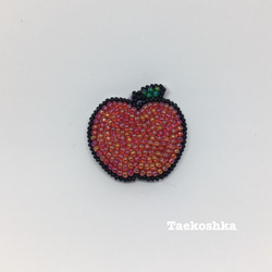 再販☆りんごのブローチ　ビーズ刺繡　赤 1枚目の画像