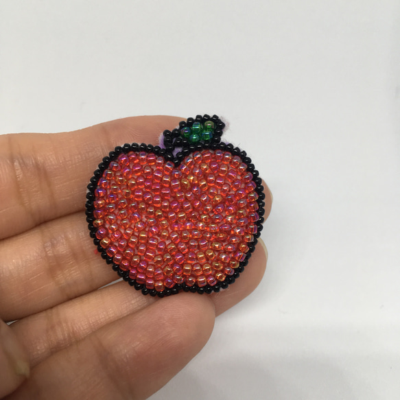 再販☆りんごのブローチ　ビーズ刺繡　赤 2枚目の画像