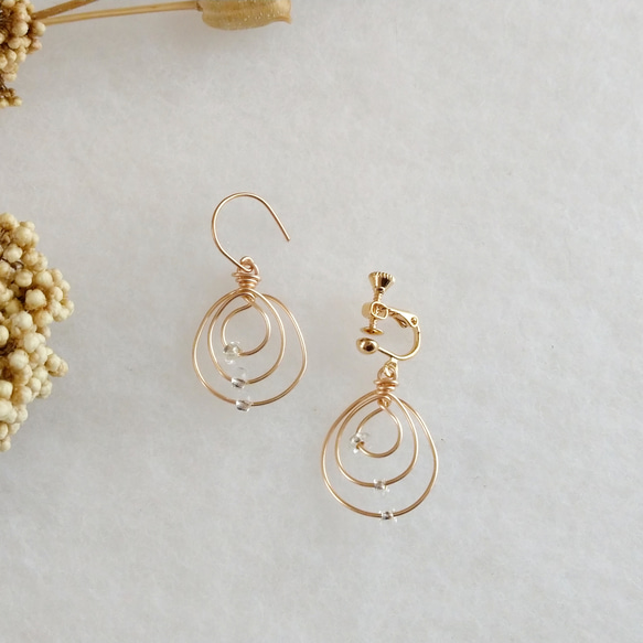 アーティスティックワイヤーとビーズのピアスorイヤリング イヤリング  